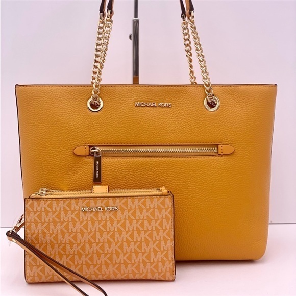 Michael Kors Medium Tote Bag
Leather and DoubleZip Wallet
Set HONEYCOMB - Picture 1 of 14